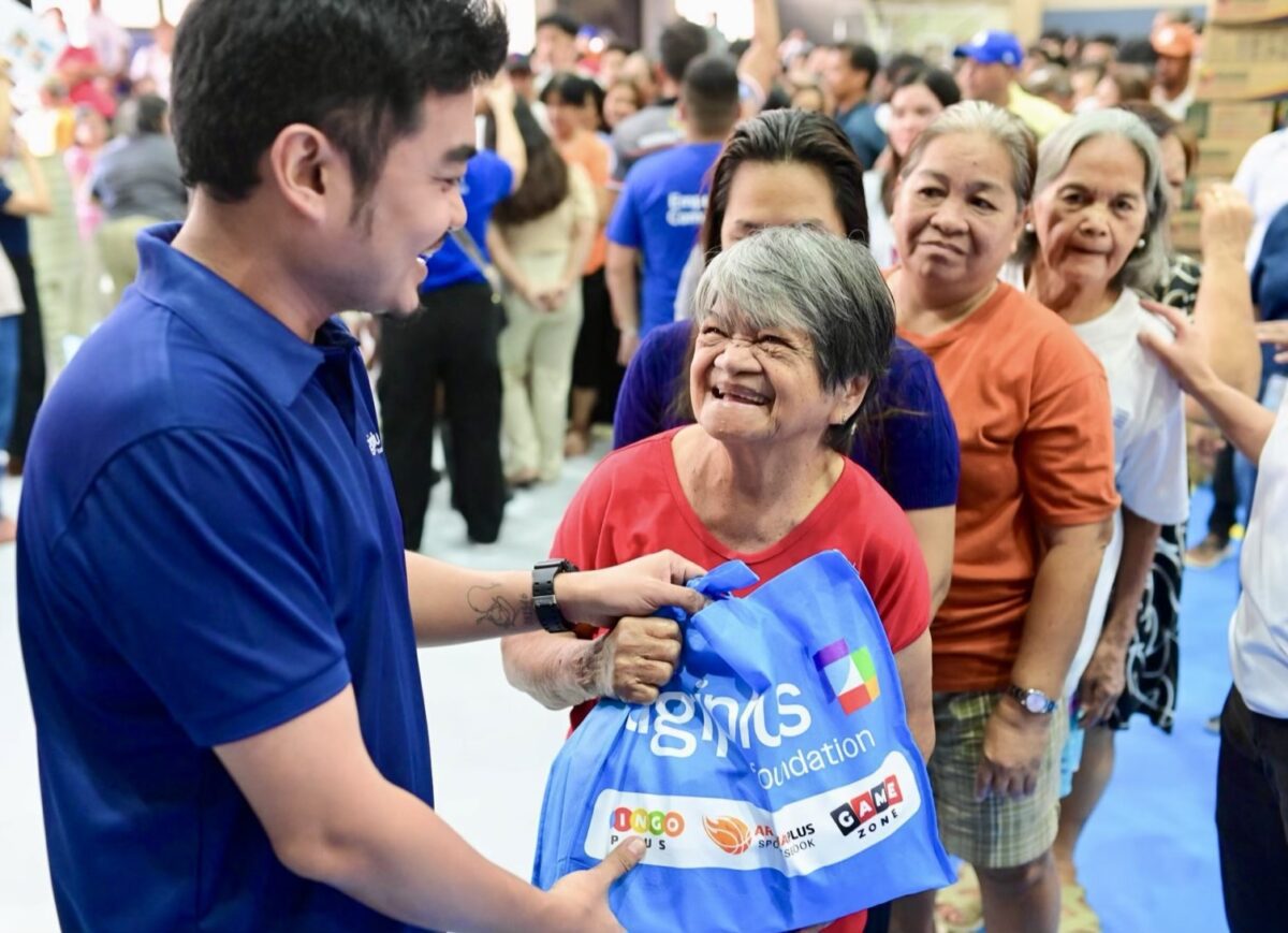 A gesture of hope and solidarity: DigiPlus Foundation Team and government employees of Pampanga hand over relief goods to community members in Pampanga, turning their commitment to giving back into meaningful support for families in need.